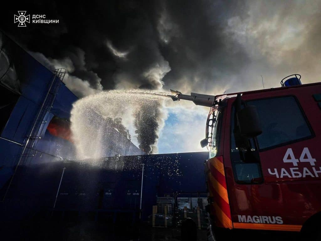 Пожежа на Київщині після атаки дрона: 17 тисяч м² у вогні гасили понад 10 годин Пожежа на Київщині після атаки дрона: 17 тисяч м² у вогні гасили понад 10 годин