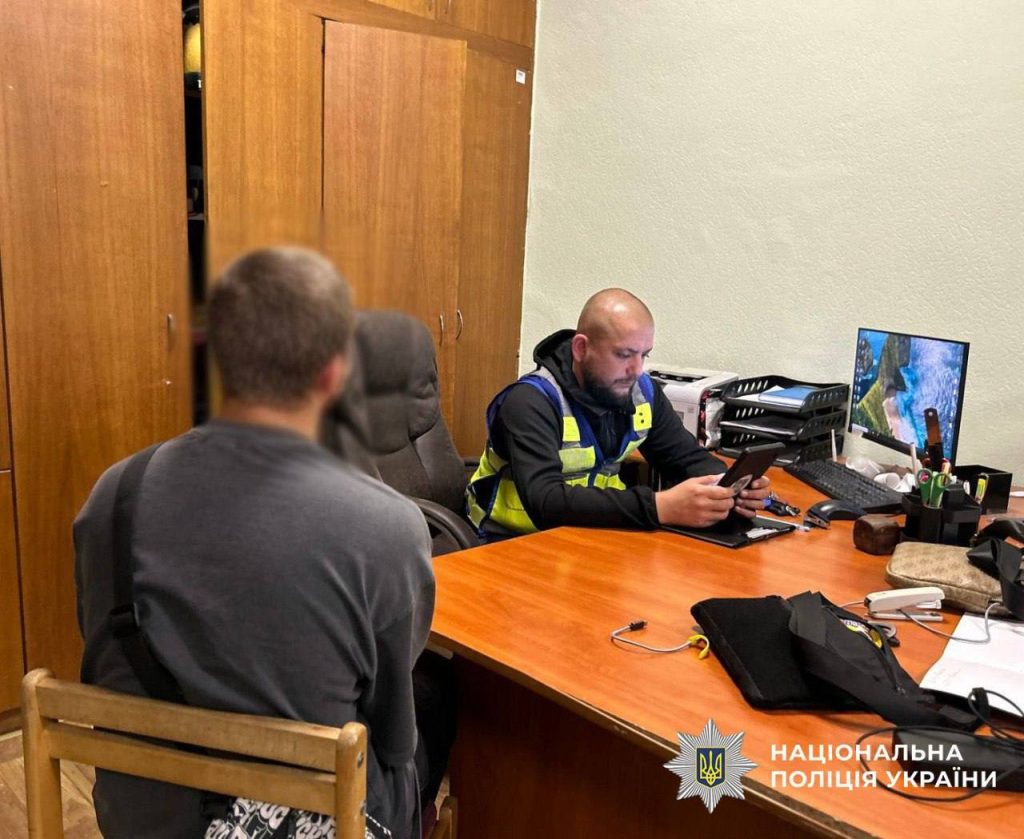 Поліція затримала групу підлітків за п'яне хуліганство на Контрактовій площі Поліція затримала групу підлітків за п'яне хуліганство на Контрактовій площі