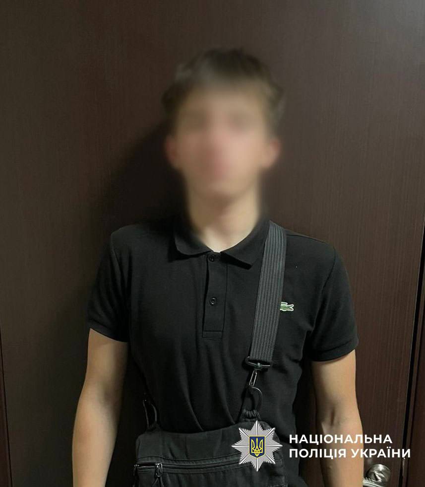 Поліція затримала групу підлітків за п'яне хуліганство на Контрактовій площі Поліція затримала групу підлітків за п'яне хуліганство на Контрактовій площі