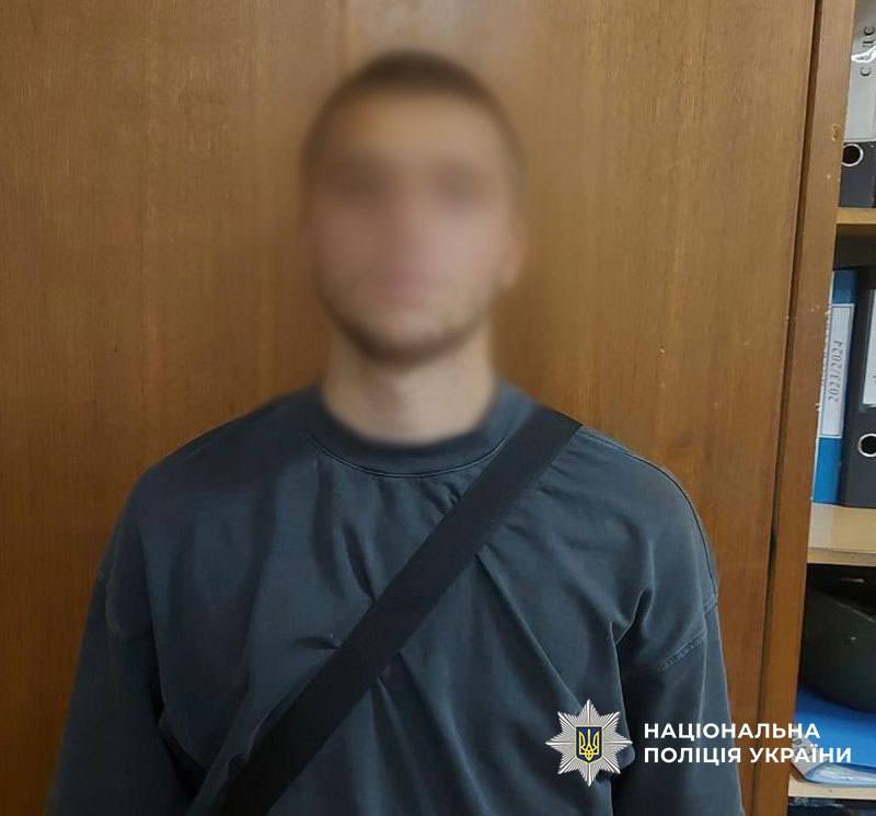 Поліція затримала групу підлітків за п'яне хуліганство на Контрактовій площі Поліція затримала групу підлітків за п'яне хуліганство на Контрактовій площі