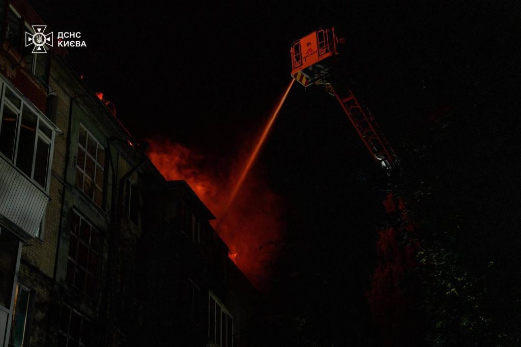 Масштабна пожежа на Ружинській: вигорів дах п’ятиповерхівки площею 1500 м²