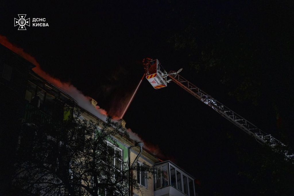 Масштабна пожежа на Ружинській: вигорів дах п’ятиповерхівки площею 1500 м²
