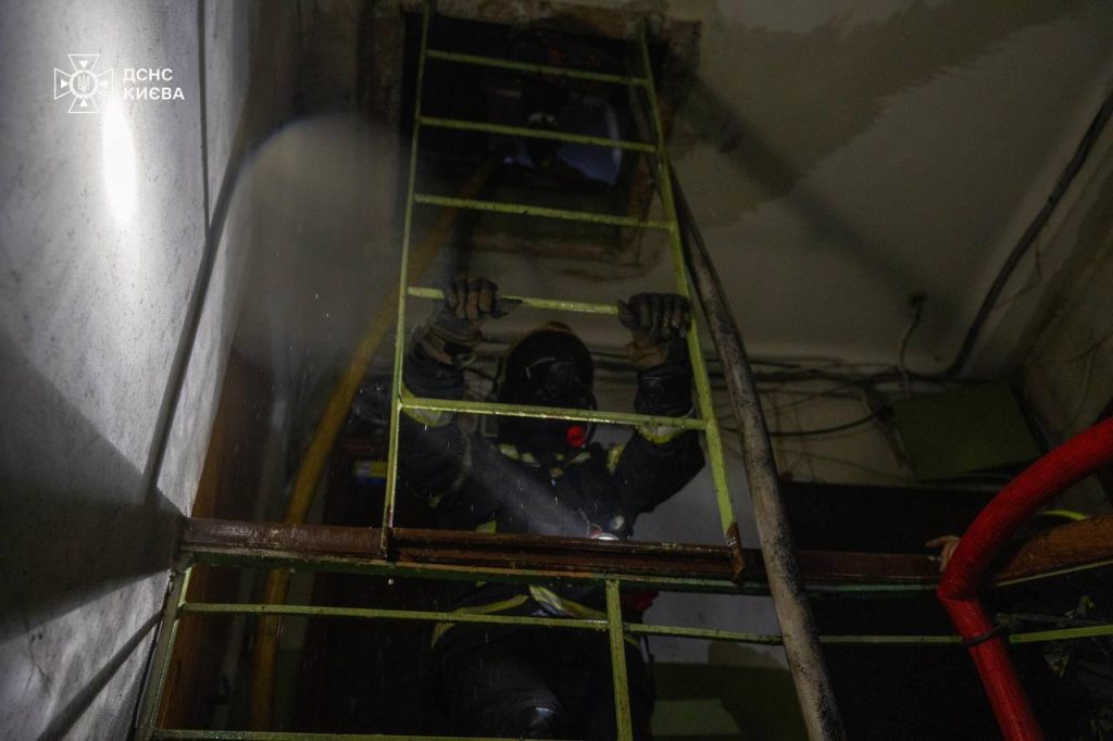 Масштабна пожежа на Ружинській: вигорів дах п’ятиповерхівки площею 1500 м²