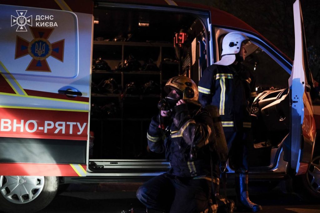 Масштабна пожежа на Ружинській: вигорів дах п’ятиповерхівки площею 1500 м²