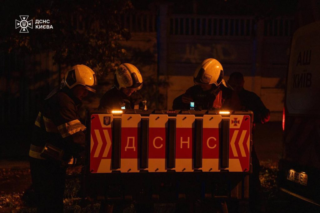 Масштабна пожежа на Ружинській: вигорів дах п’ятиповерхівки площею 1500 м²