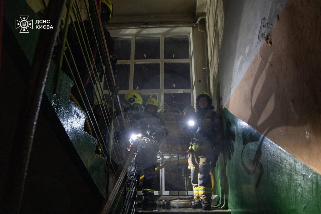 Масштабна пожежа на Ружинській: вигорів дах п’ятиповерхівки площею 1500 м²