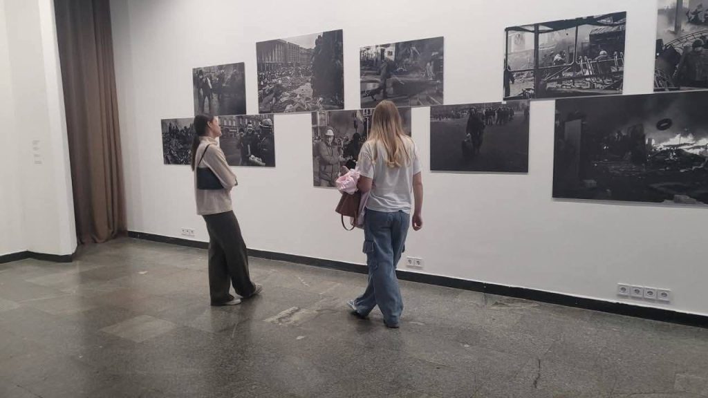 Учні київської гімназії відвідали виставку Олександра Глядєлова «І побачив я…»