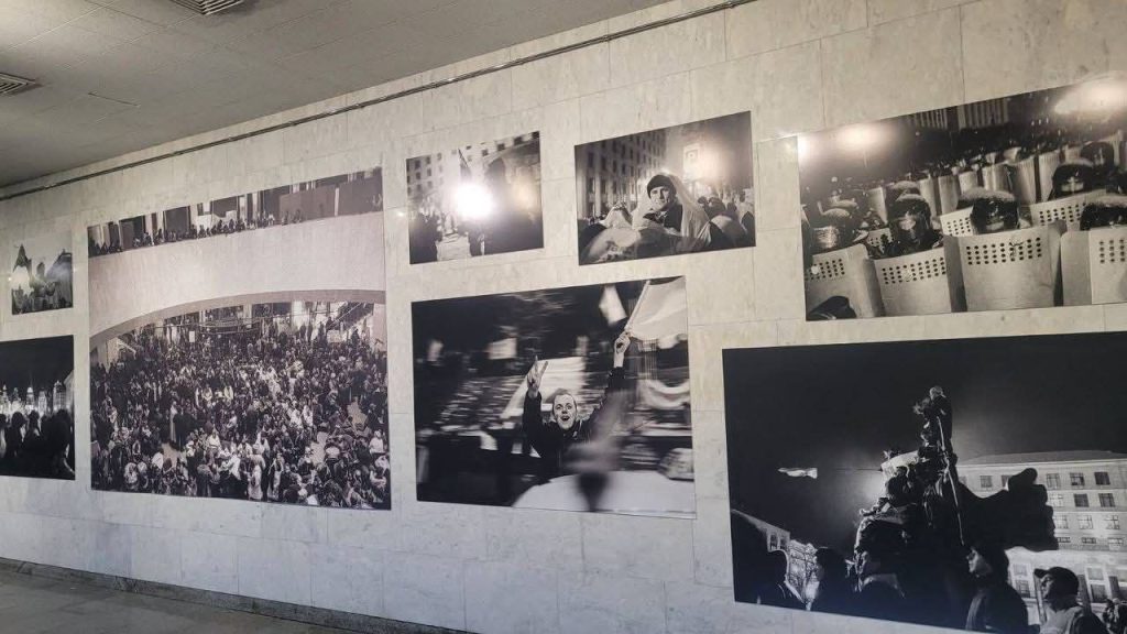 Учні київської гімназії відвідали виставку Олександра Глядєлова «І побачив я…»