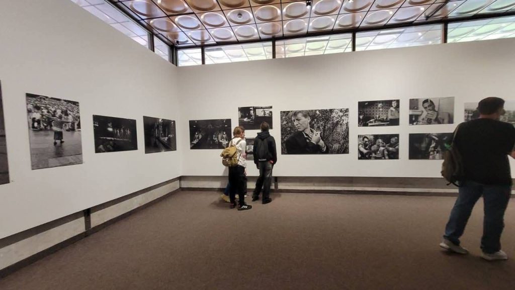 Учні київської гімназії відвідали виставку Олександра Глядєлова «І побачив я…»