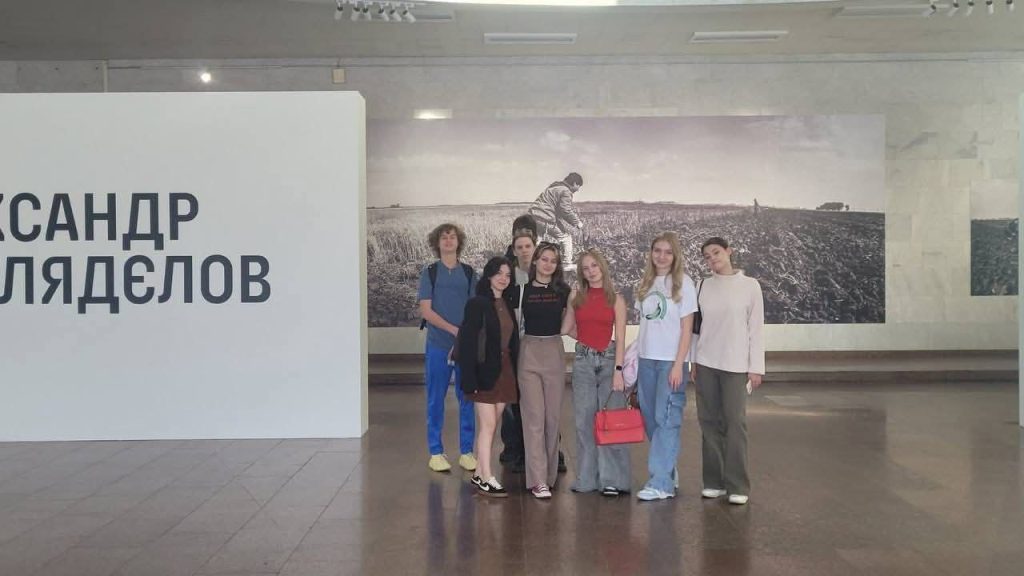 Учні київської гімназії відвідали виставку Олександра Глядєлова «І побачив я…»