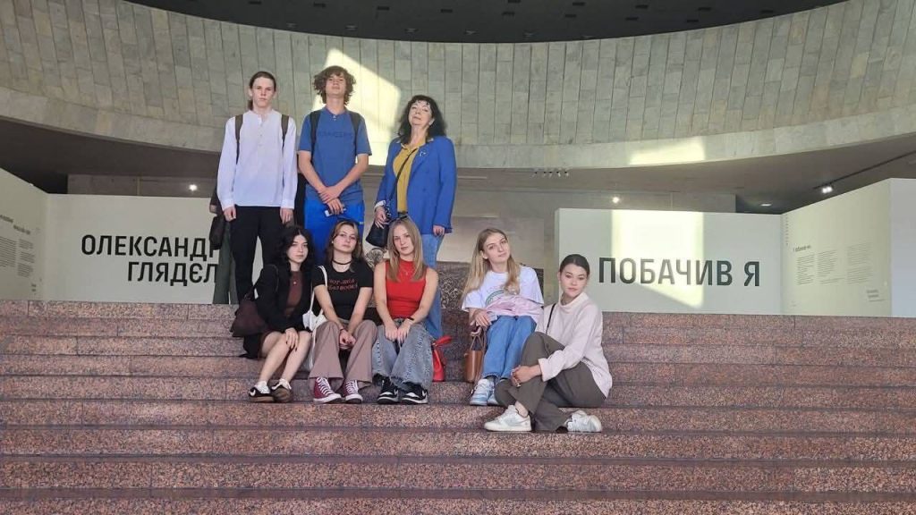 Учні київської гімназії відвідали виставку Олександра Глядєлова «І побачив я…»