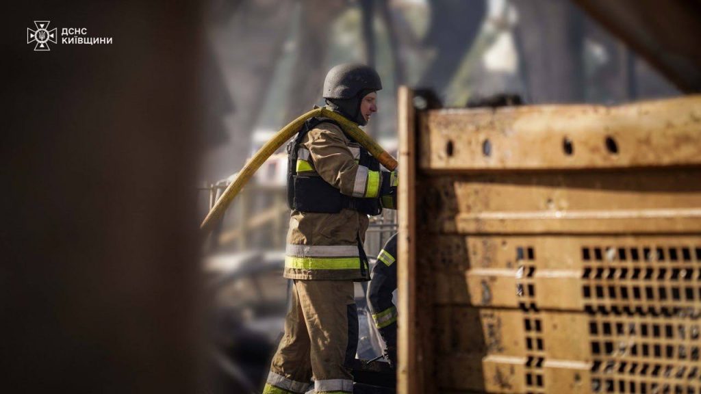 У Бориспільському районі завершили ліквідацію наслідків обстрілу У Бориспільському районі завершили ліквідацію наслідків обстрілу