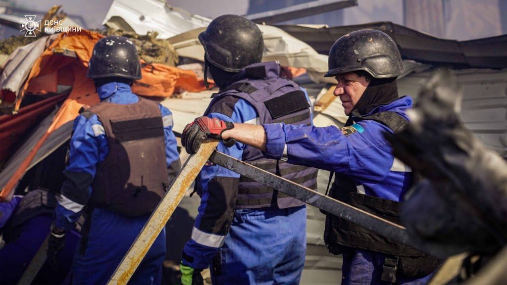 У Бориспільському районі завершили ліквідацію наслідків обстрілу У Бориспільському районі завершили ліквідацію наслідків обстрілу
