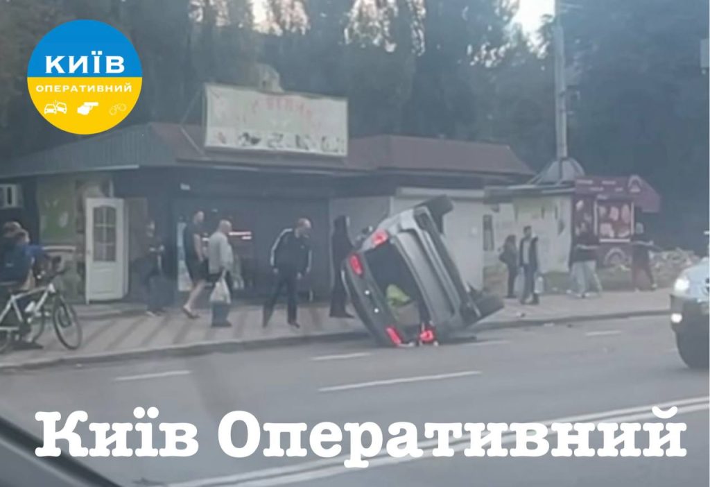 ДТП на вулиці Мрії: BMW перекинулося після зіткнення з Mercedes ДТП на вулиці Мрії: BMW перекинулося після зіткнення з Mercedes