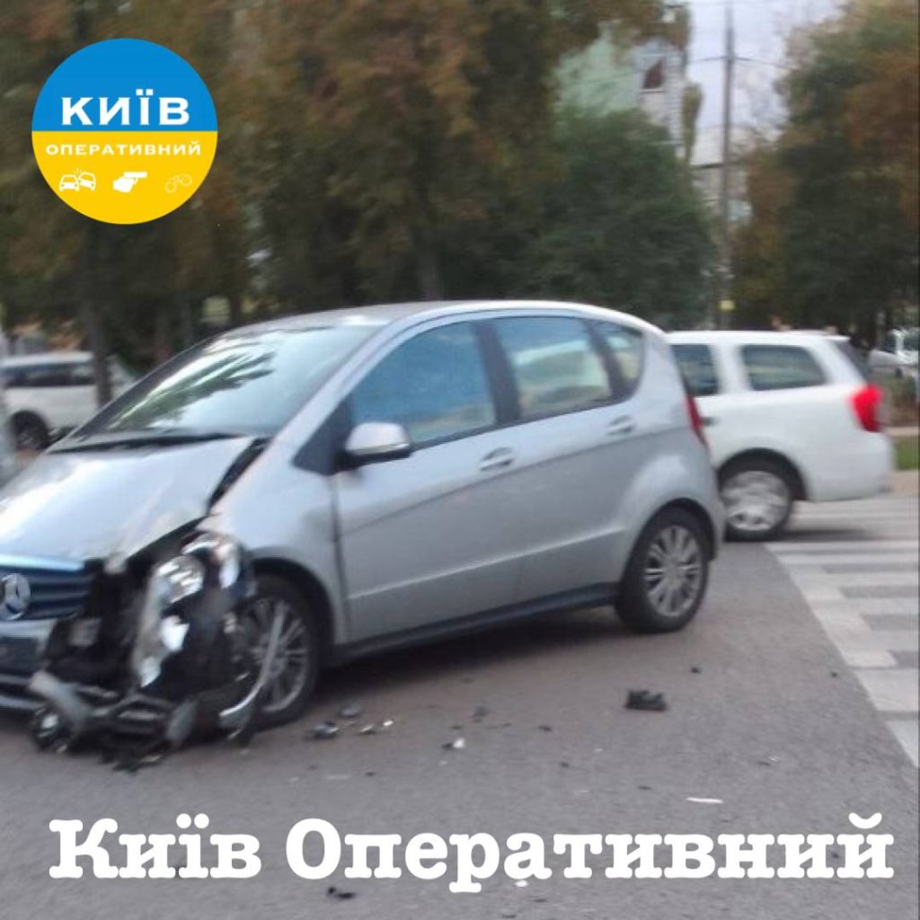 ДТП на вулиці Мрії: BMW перекинулося після зіткнення з Mercedes ДТП на вулиці Мрії: BMW перекинулося після зіткнення з Mercedes