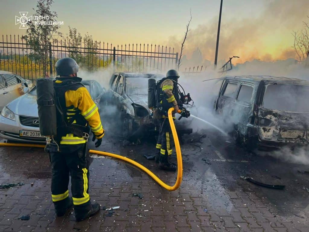 Київщина: пожежі після обстрілів в с. Софіївська Борщагівка Бучанського району Київщина: пожежі після обстрілів в с. Софіївська Борщагівка Бучанського району