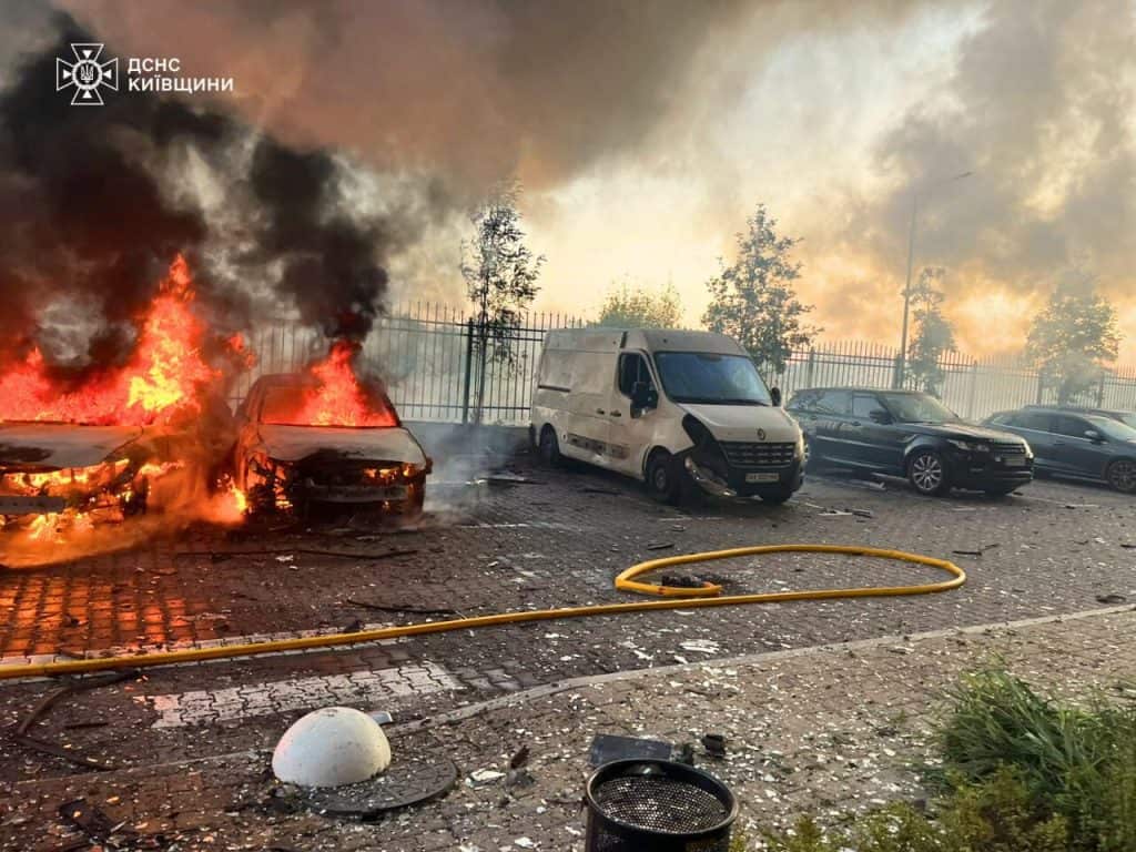 Київщина: пожежі після обстрілів в с. Софіївська Борщагівка Бучанського району Київщина: пожежі після обстрілів в с. Софіївська Борщагівка Бучанського району