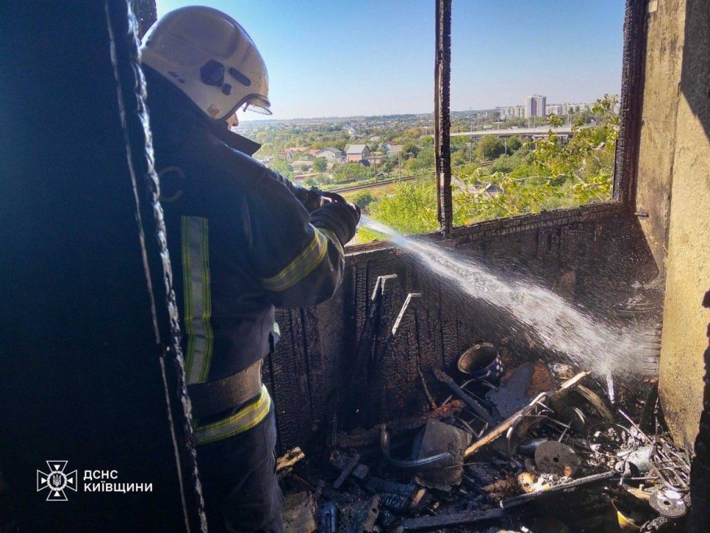 Пожежа у Білій Церкві: евакуювали 10 людей та врятували собаку