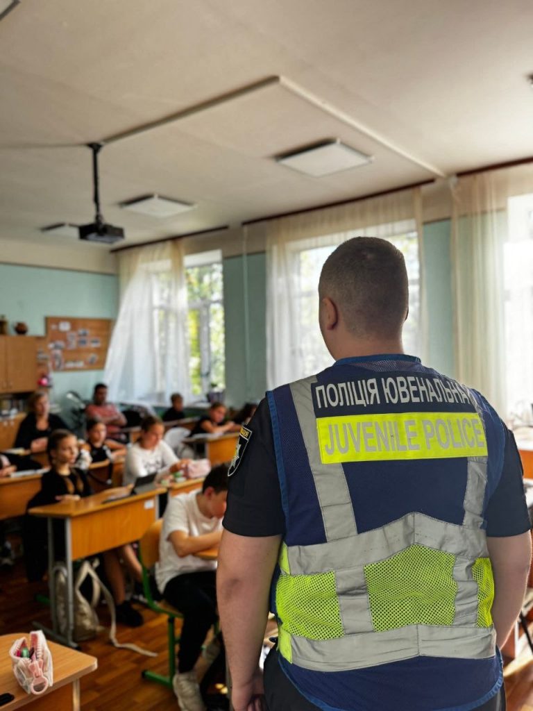 Печерськ: поліція навчає школярів протидіяти булінгу