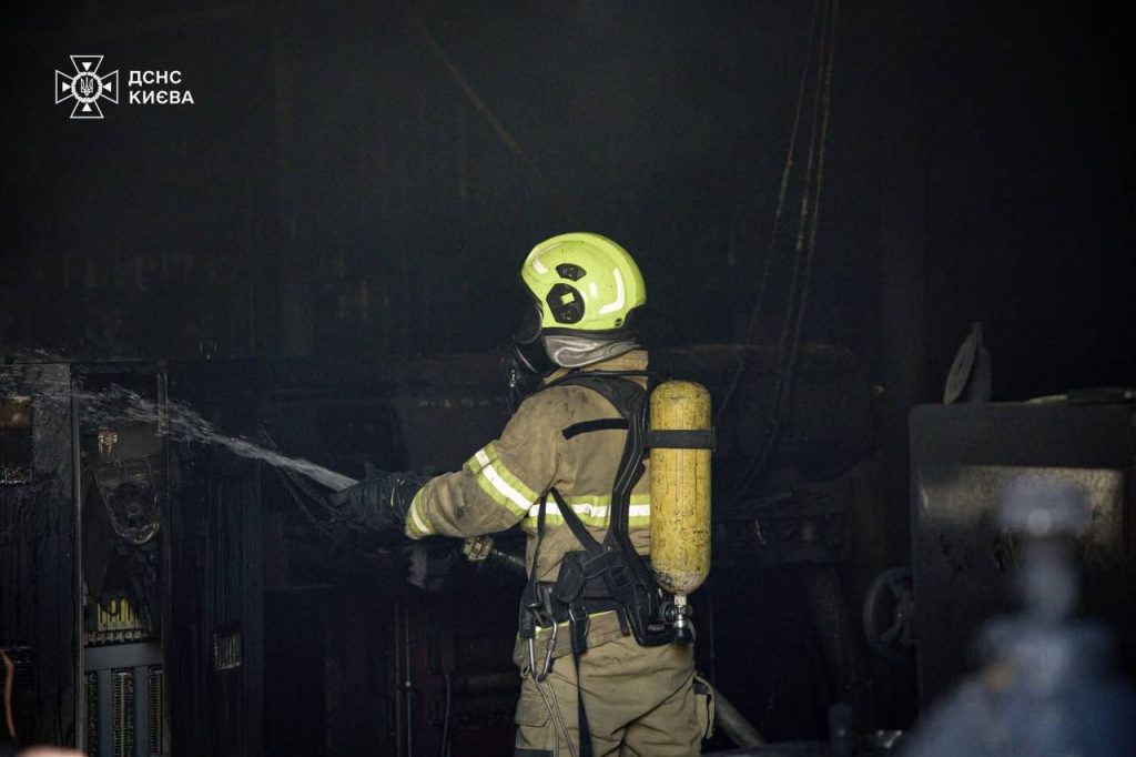 Масштабна пожежа на Відрадному: горів склад у промисловій зоні Масштабна пожежа на Відрадному: горів склад у промисловій зоні