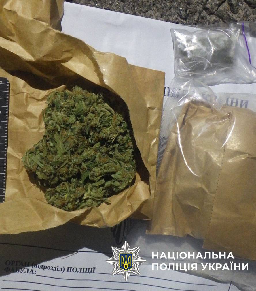 Поділ: наркокур'єр на самокаті попався з амфетаміном Поділ: наркокур'єр на самокаті попався з амфетаміном