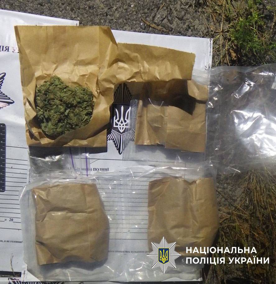 Поділ: наркокур'єр на самокаті попався з амфетаміном Поділ: наркокур'єр на самокаті попався з амфетаміном