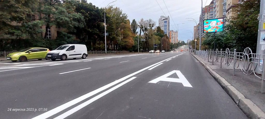реконструкція вулиці: нова розмітка пішохідних переходів і смуг руху