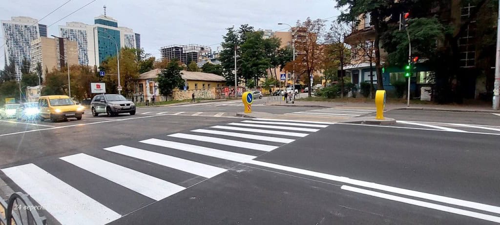 реконструкція вулиці: нова розмітка пішохідних переходів і смуг руху