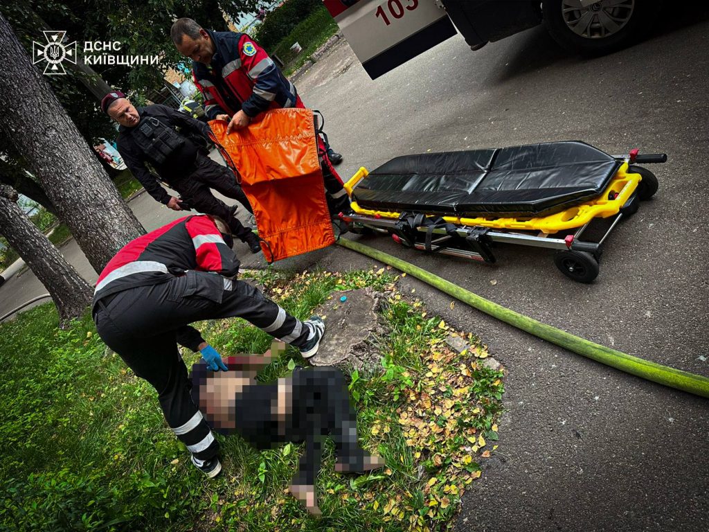 Бориспіль: врятували чоловіка з палаючої квартири на Лютневій