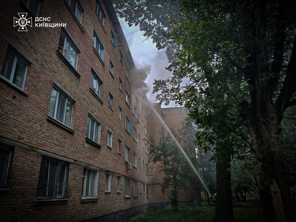 Бориспіль: врятували чоловіка з палаючої квартири на Лютневій