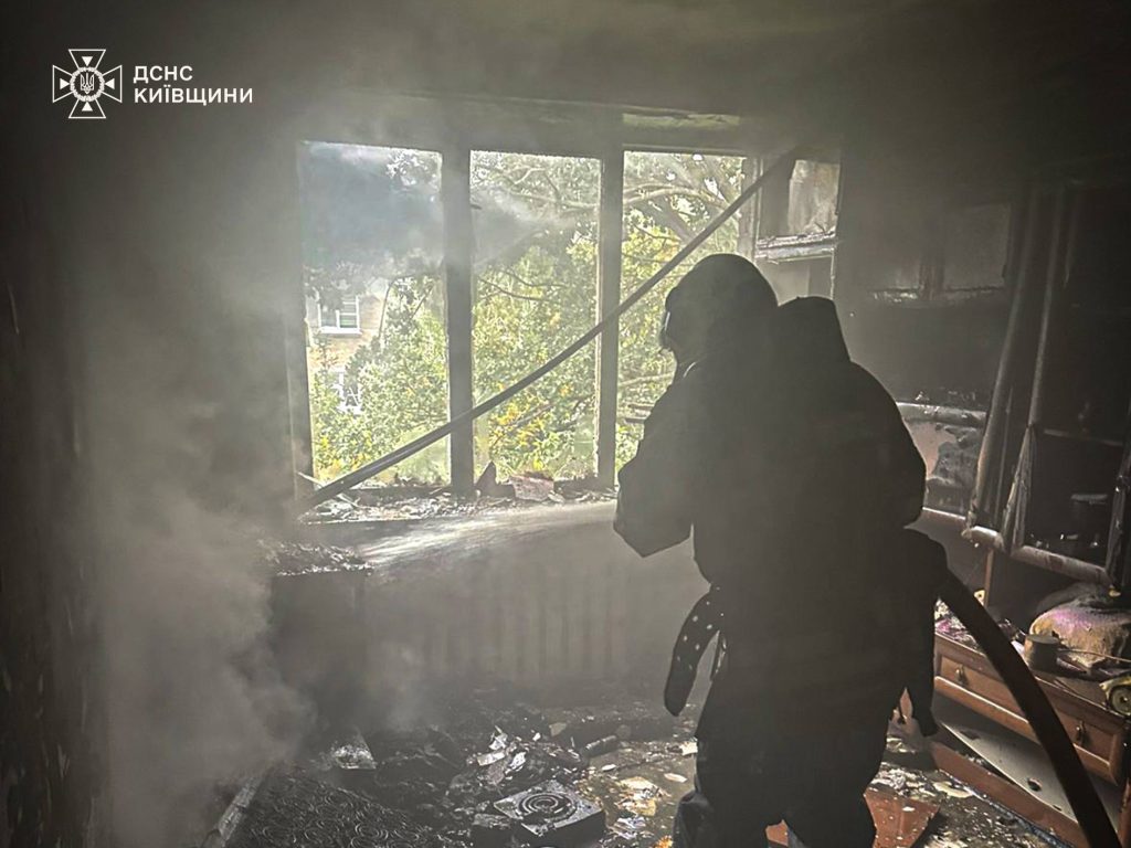 Бориспіль: врятували чоловіка з палаючої квартири на Лютневій