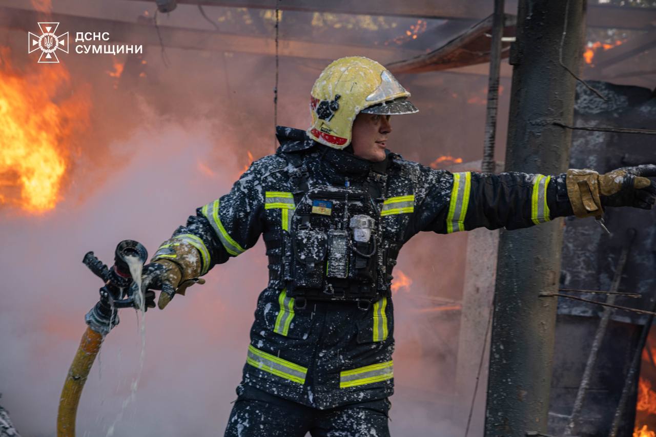 Працівник ДСНС під час гасіння пожежі