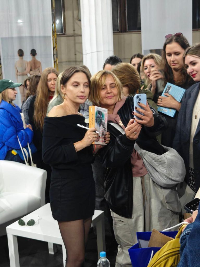 Ірена Карпа презентувала на «Книжковій країні» роман «Він повертається в неділю»