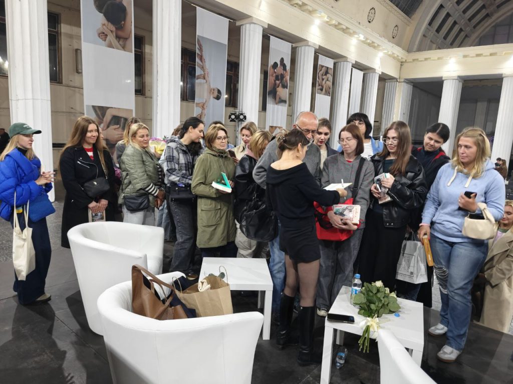 Ірена Карпа презентувала на «Книжковій країні» роман «Він повертається в неділю»