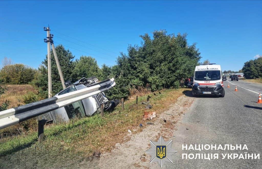Смертельна ДТП біля Іванкова: водій Renault врізався у відбійник і загинув, пасажир травмований Смертельна ДТП біля Іванкова: водій Renault врізався у відбійник і загинув, пасажир травмований