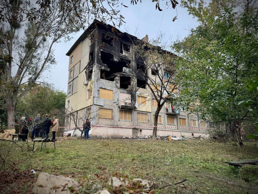 Солом'янка після обстрілу: 91 будинок пошкоджено, 300 вікон закрито Солом'янка після обстрілу: 91 будинок пошкоджено, 300 вікон закрито