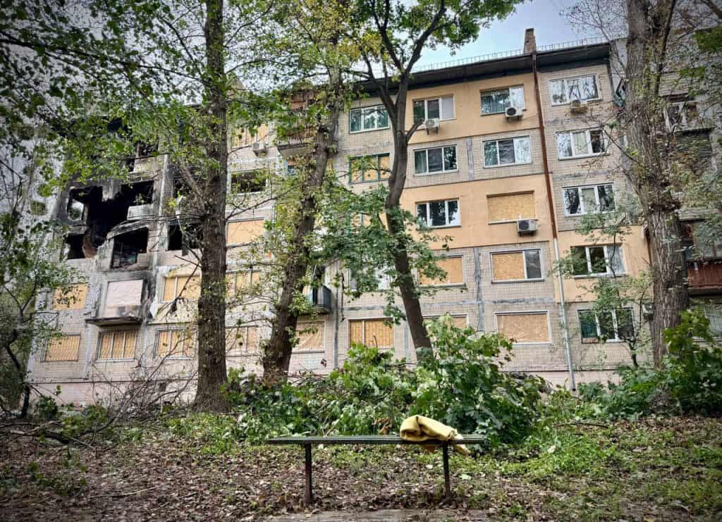 Солом'янка після обстрілу: 91 будинок пошкоджено, 300 вікон закрито Солом'янка після обстрілу: 91 будинок пошкоджено, 300 вікон закрито