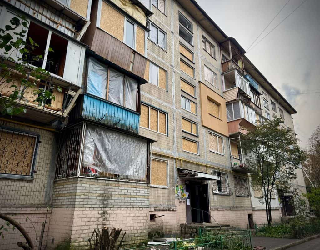 Солом'янка після обстрілу: 91 будинок пошкоджено, 300 вікон закрито Солом'янка після обстрілу: 91 будинок пошкоджено, 300 вікон закрито