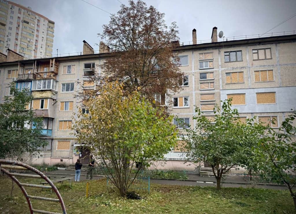 Солом'янка після обстрілу: 91 будинок пошкоджено, 300 вікон закрито Солом'янка після обстрілу: 91 будинок пошкоджено, 300 вікон закрито