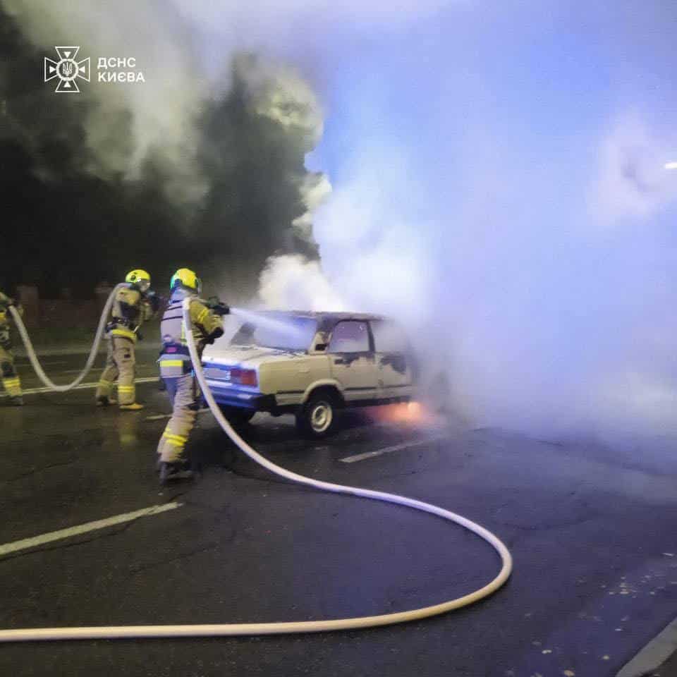 Дорогожичі: ВАЗ згорів під час руху біля Телевежі Дорогожичі: ВАЗ згорів під час руху біля Телевежі