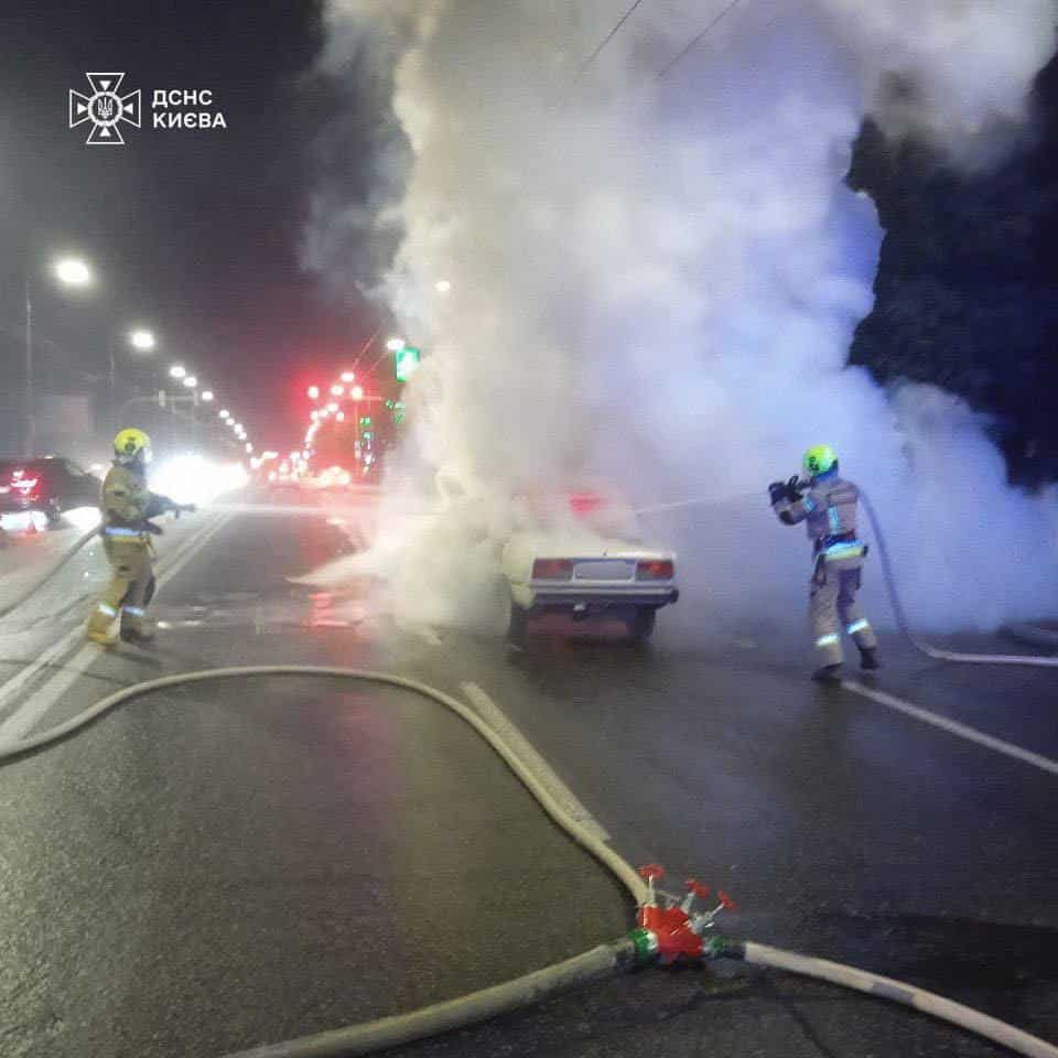 Дорогожичі: ВАЗ згорів під час руху біля Телевежі Дорогожичі: ВАЗ згорів під час руху біля Телевежі