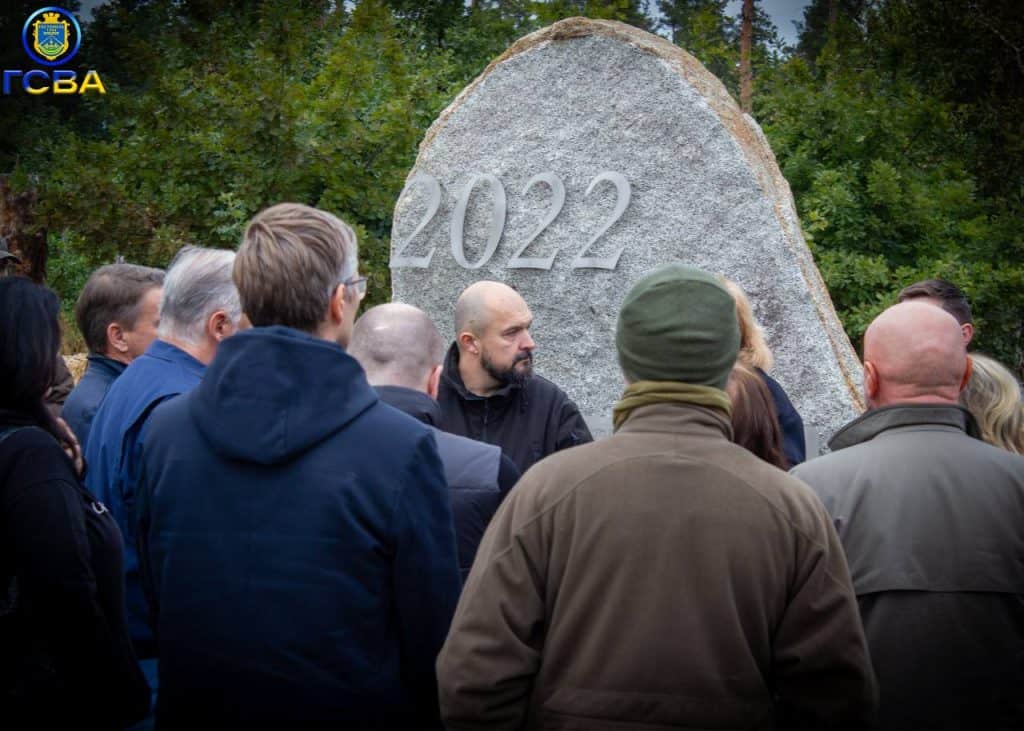 Гостомель відвідали парламентарі ЄС: делегація побачила місця боїв за аеропорт Гостомель відвідали парламентарі ЄС: делегація побачила місця боїв за аеропорт