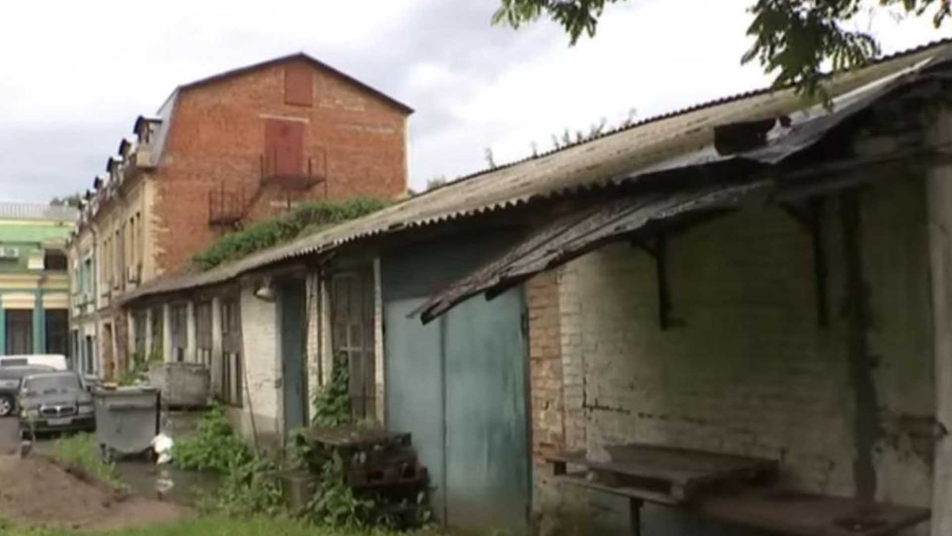 Зруйнований житловий будинок у Києві під час війни, погане стан та руйнування.