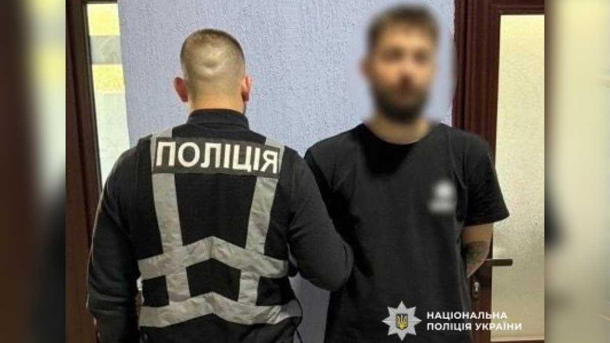 На світлині поліцейський і затриманий чоловік із заблюреним обличчям