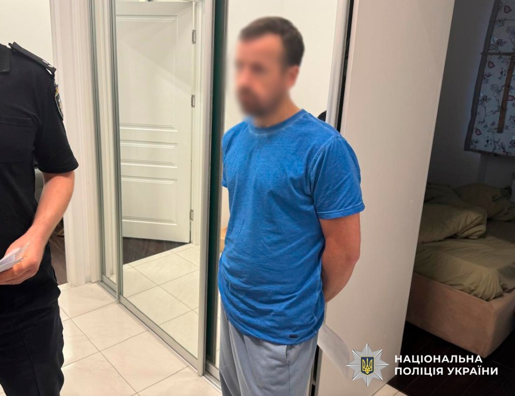 Поліцейський повідомляє чоловіку підозру вдома