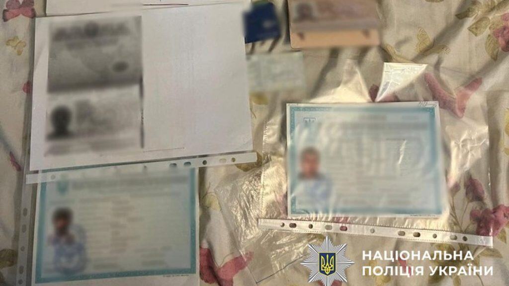 Легалізував 200 іноземців в Україні: у Києві затримали організатора схеми Документи розкладені на столі
