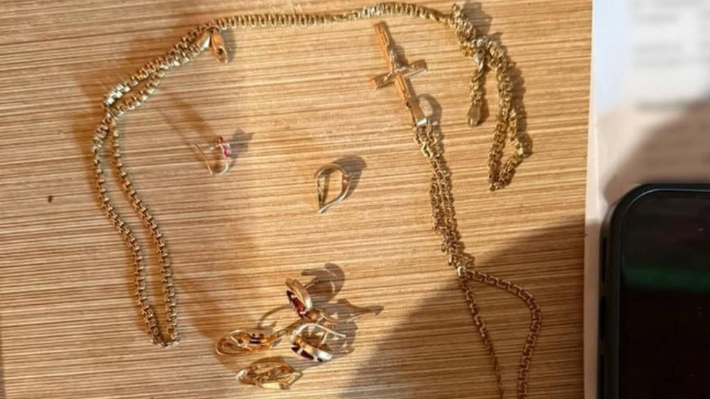 Викрали 1 млн у звільнених з полону військових: поліція затримала шахраїв Золоті прикраси лежать на столі: сережки, хрестик, золотий ланцюжок