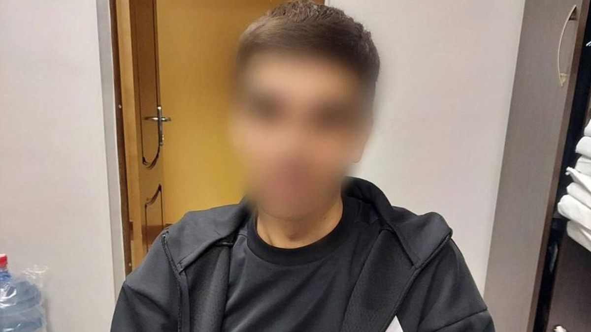 Затулений підліток у кабінеті, темна уніформа, сучасний інтер'єр, організація безпеки, внутрішня атмосфера.