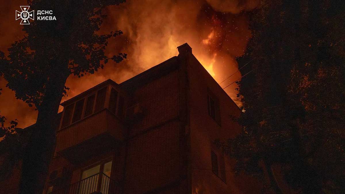 Нічна світлина, на якій видно вогонь на даху будівлі