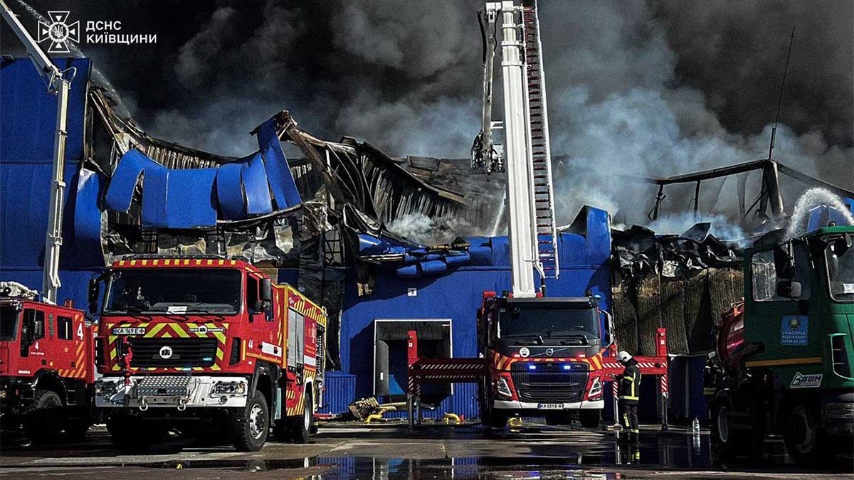 Пожежні машини під час гасіння масштабної пожежі
